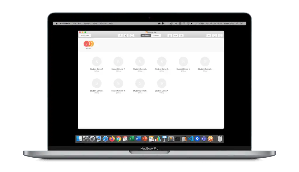Pantalla de MacBook Pro con la aplicación Apple Classroom abierta, mostrando a los estudiantes de la clase de ejemplo « Class 4a » cuyas tabletas se pueden controlar