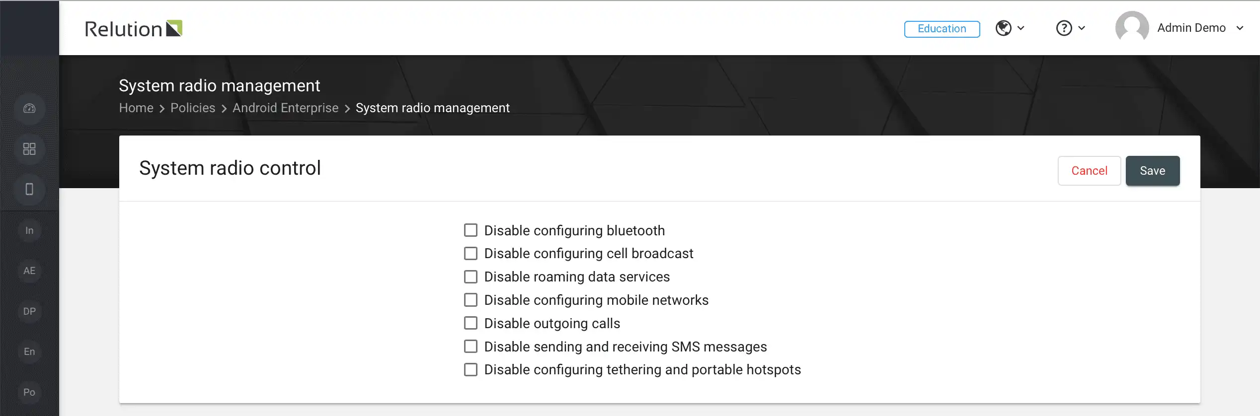 Vista di configurazione in Relution per la gestione delle funzionalità di sistema con impostazioni per abilitare o disabilitare funzioni come Bluetooth, WiFi e rete cellulare sui dispositivi gestiti