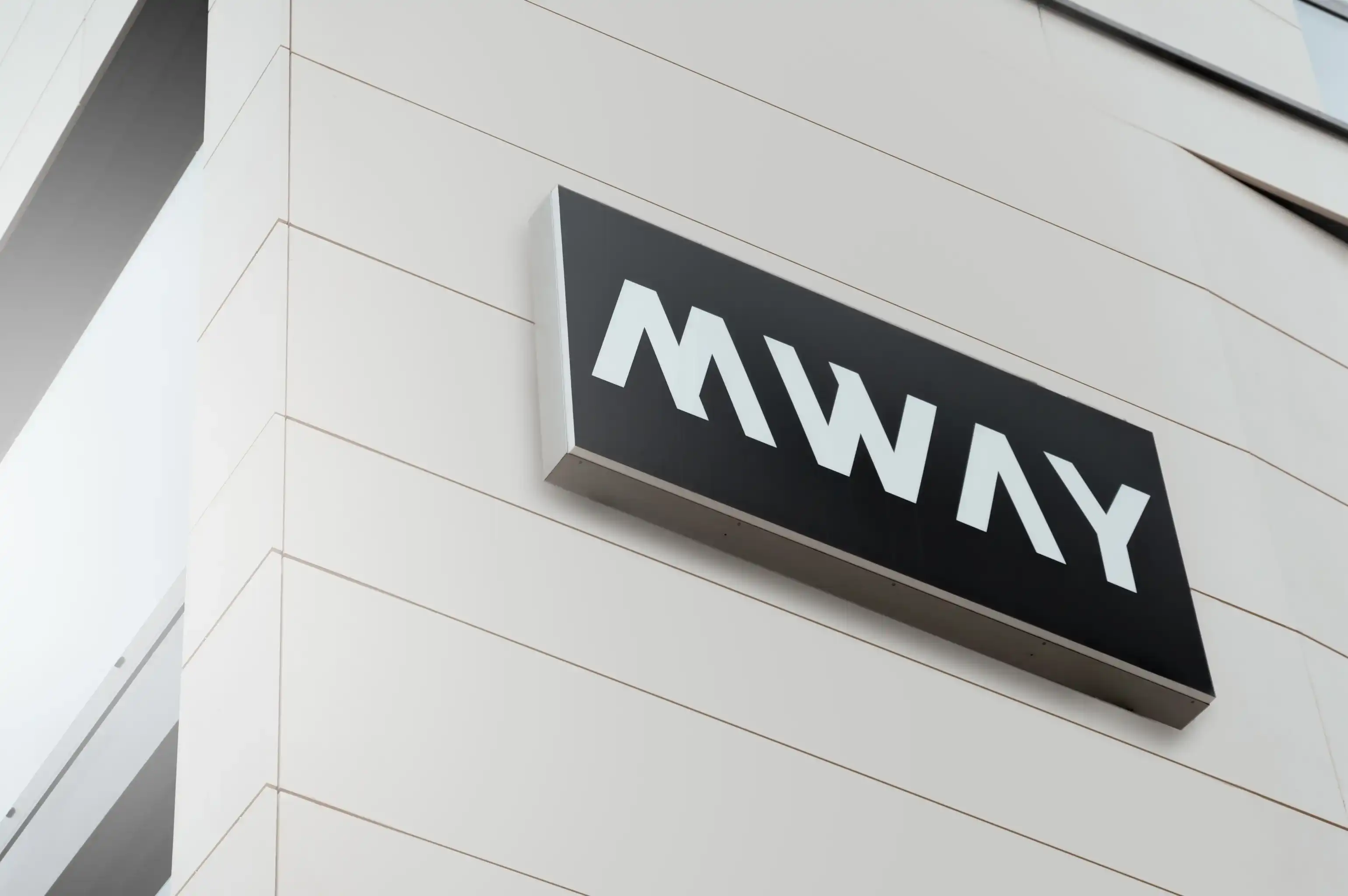 Logo du groupe MWAY sur une enseigne sur la façade d'un bâtiment