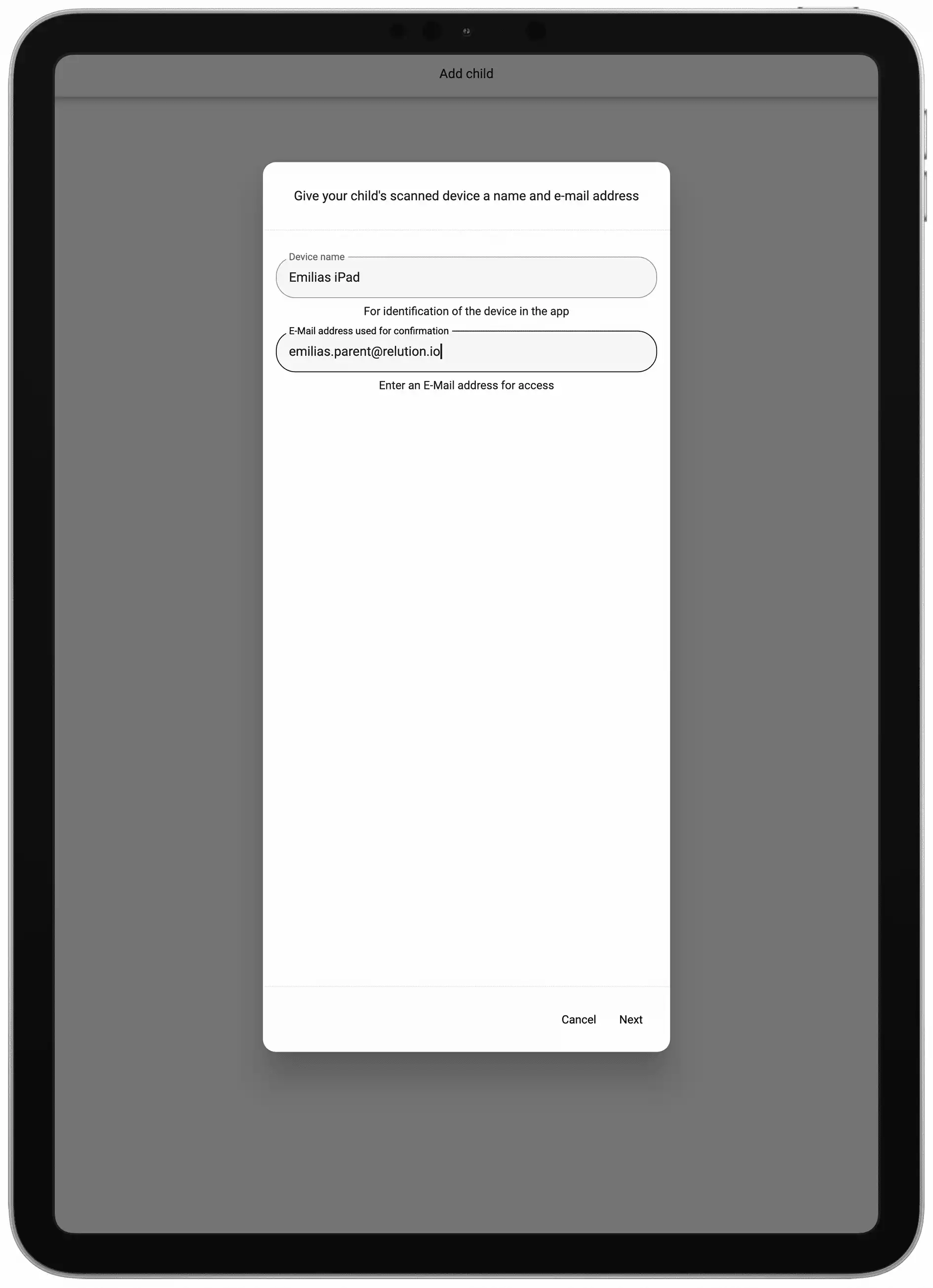 Écran de saisie dans l'application Relution Parent avec des champs pour entrer le nom de l'appareil de l'enfant et une adresse e-mail pour confirmation