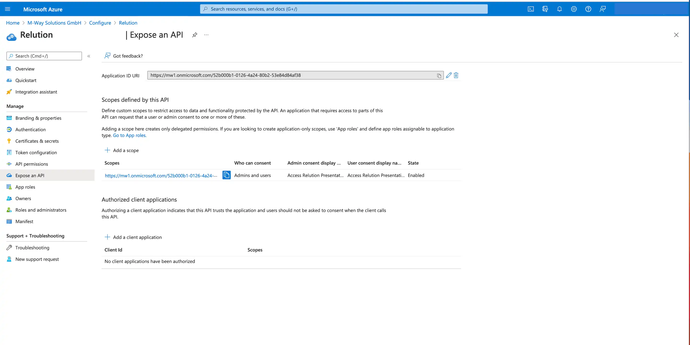 Captura de pantalla de Microsoft Azure con el elemento de menú « Hacer disponible una API » y la entrada del « URI de ID de aplicación » correspondiente