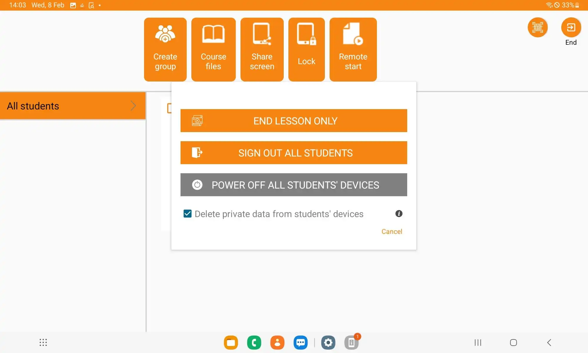 Barra de menú en la aplicación Samsung Classroom Management con opciones para finalizar la clase, cerrar sesión de los estudiantes, apagar los dispositivos y eliminar los datos personales