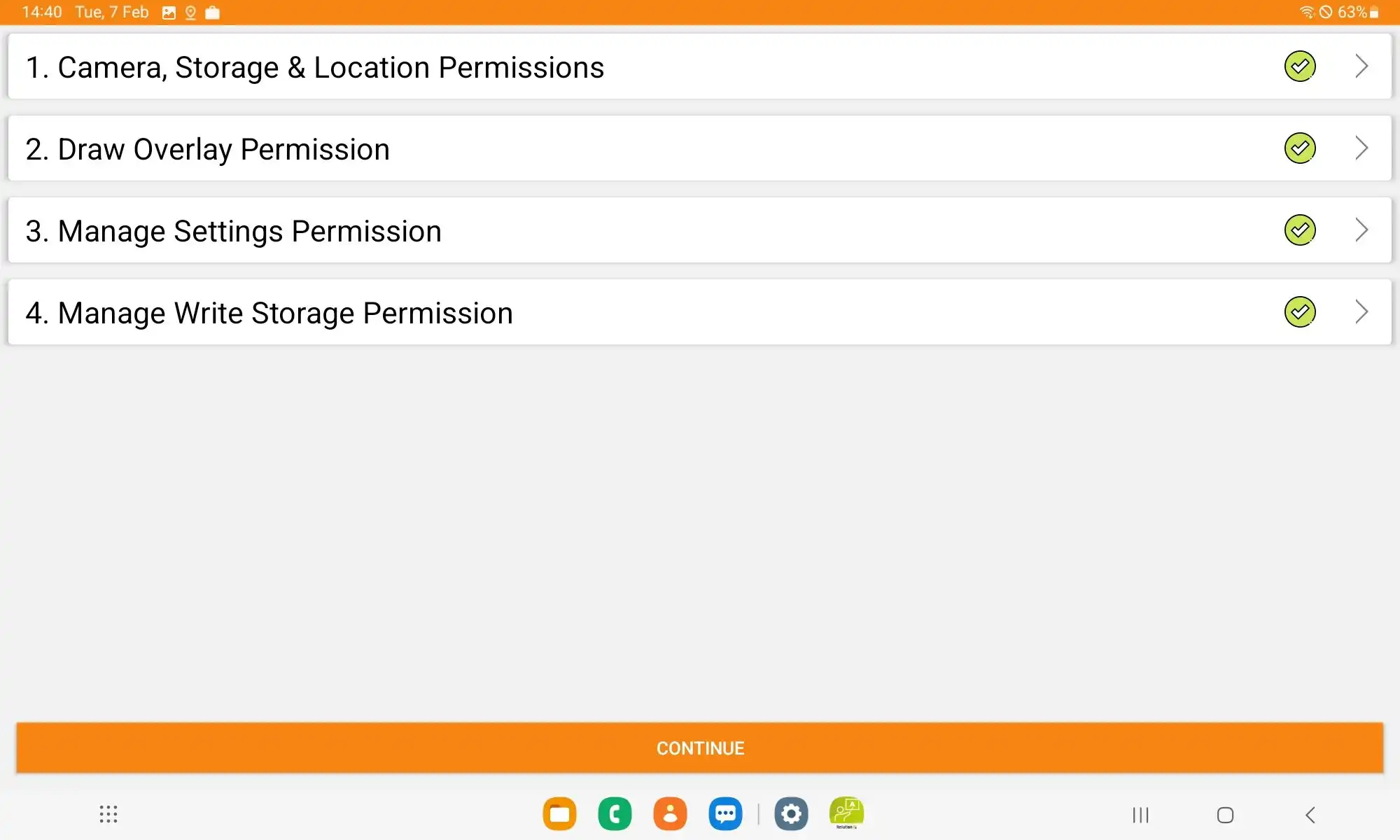 Interfaz de Relution con la configuración « App Compliance » en una política para distribuir aplicaciones macOS a los dispositivos de los profesores