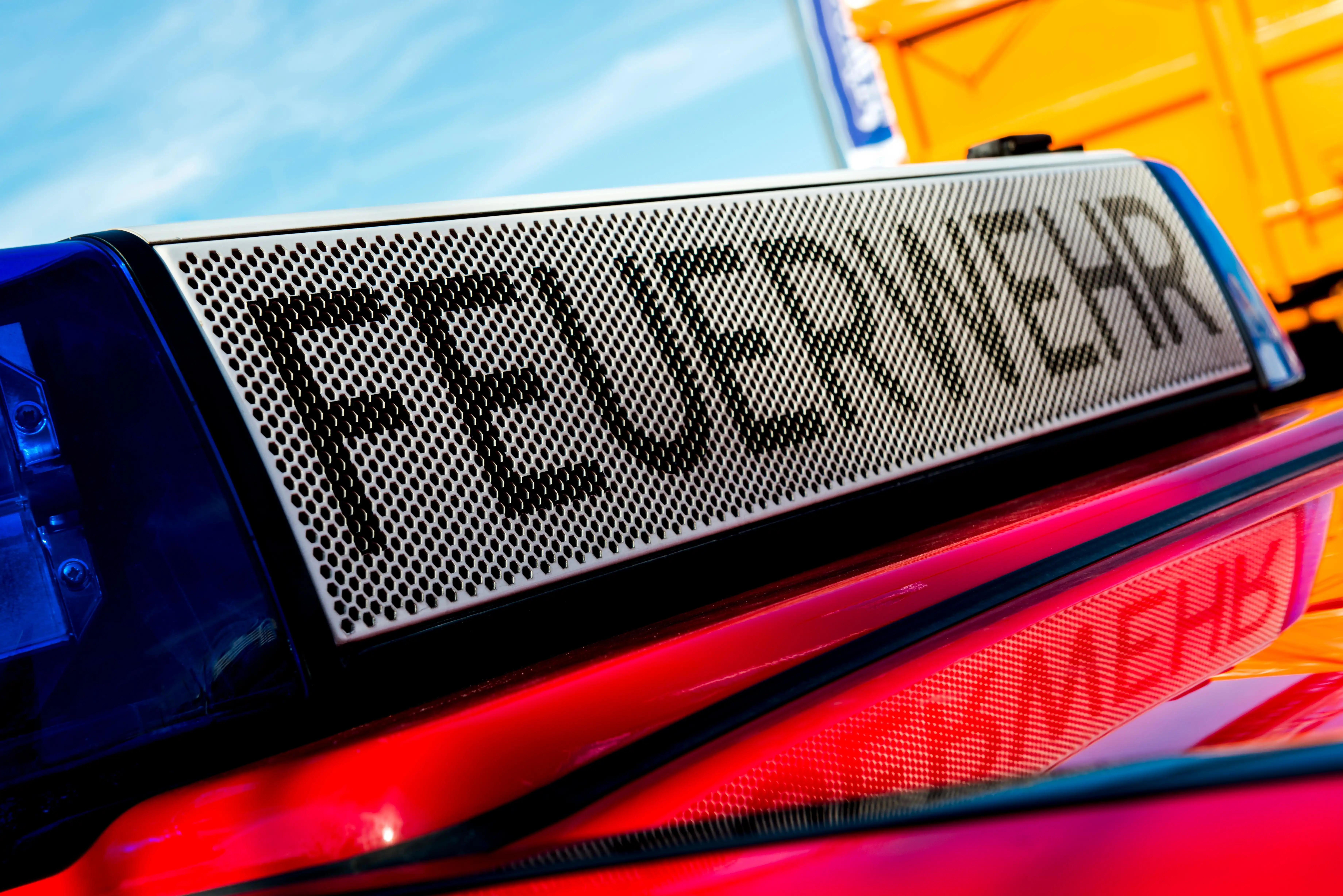 Ein Feuerwehrauto mit Fokus auf den Schriftzug "Feuerwehr"