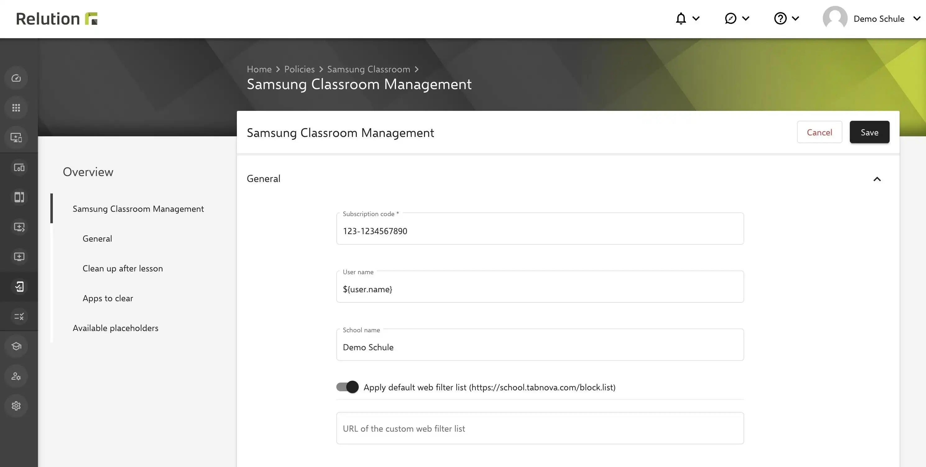 Sección de configuración en Relution para configurar « Samsung Classroom Management » con opciones para introducir el código de suscripción, establecer los nombres de usuario y de escuela, y configurar filtros web para uso restringido de internet