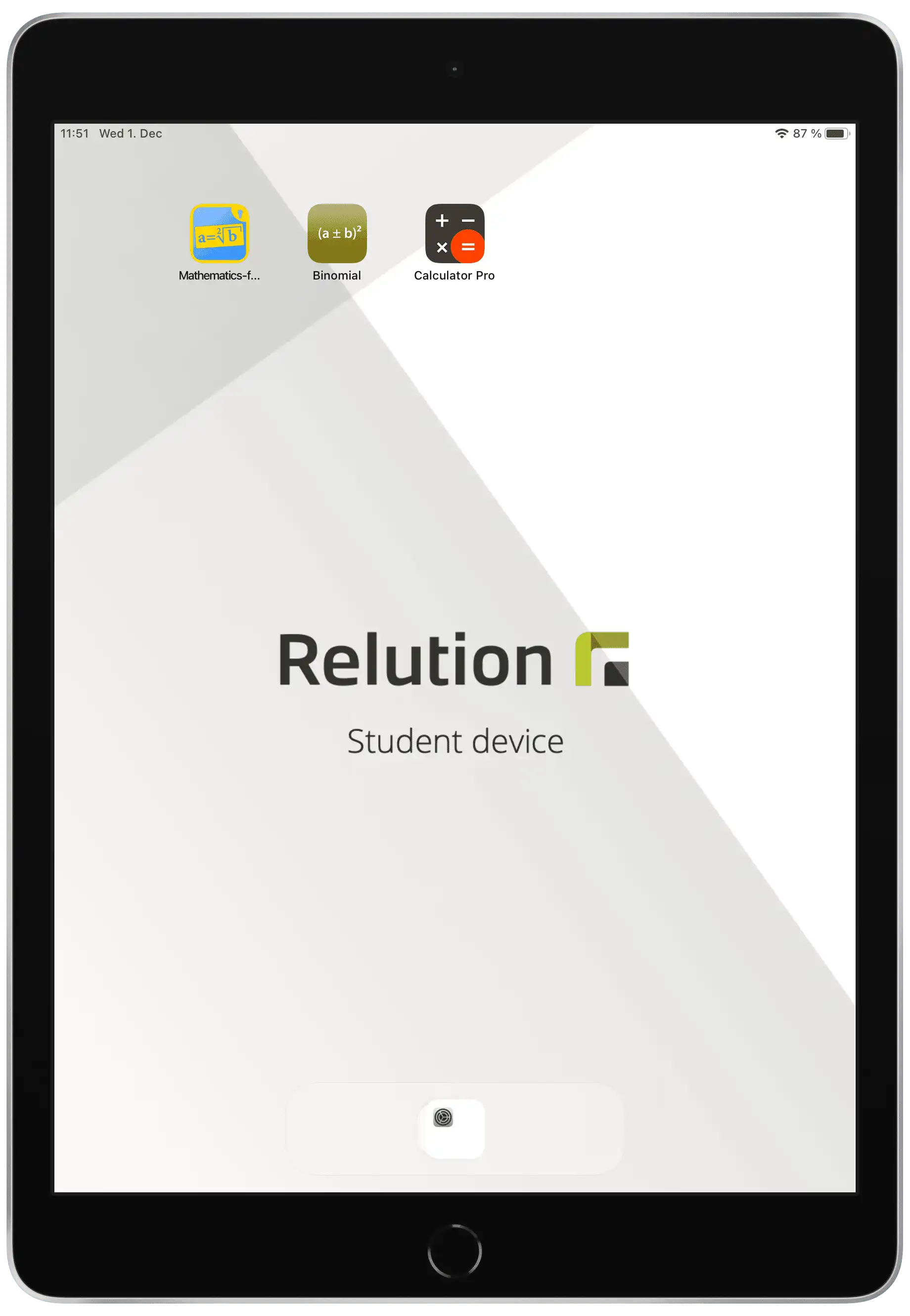 Schermo iPad che mostra Relution e un dispositivo studente, insieme a tre app di matematica selezionate in alto