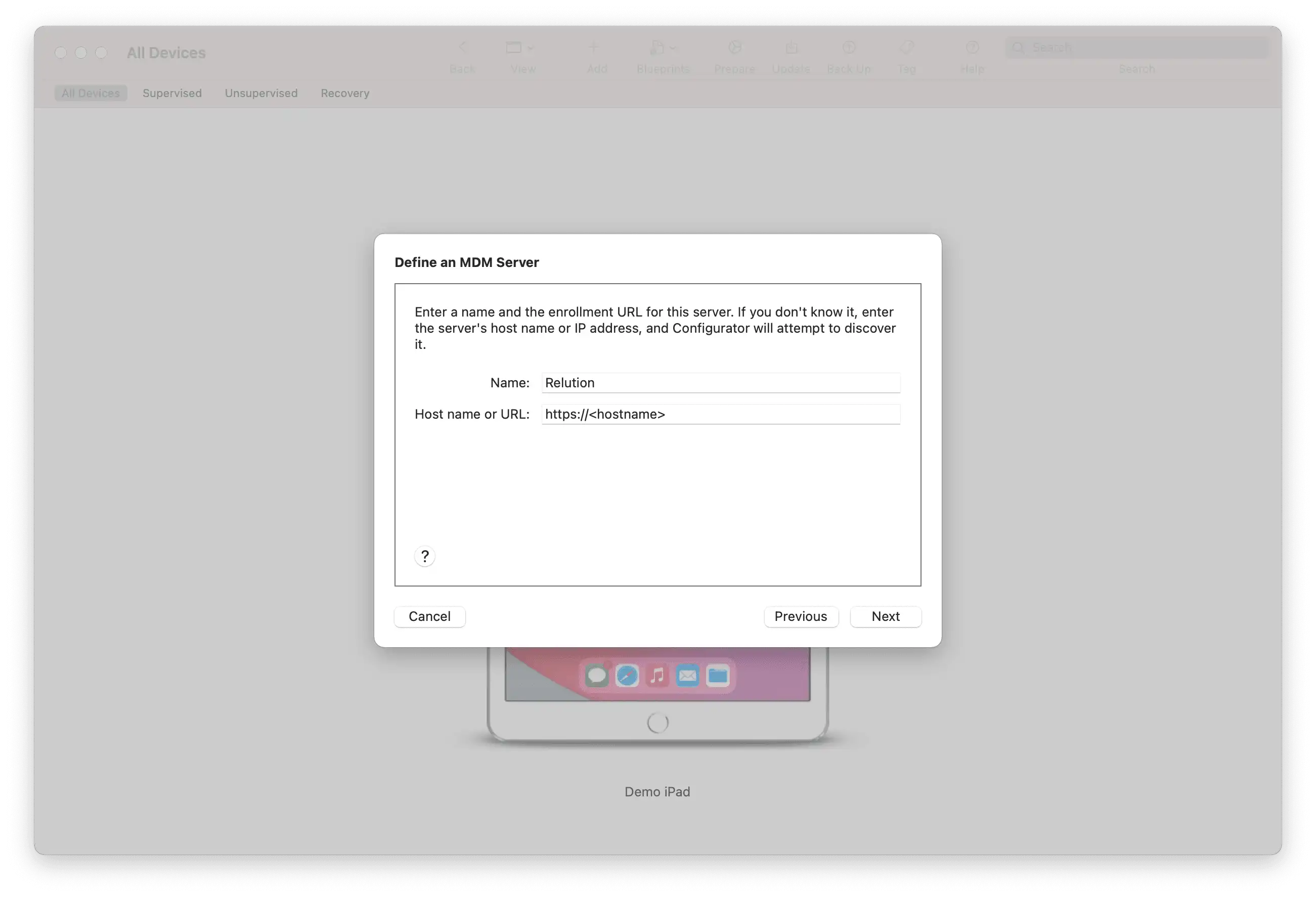 Captura de pantalla de la máscara de entrada en Apple Configurator 2 para definir el nombre y URL del servidor Relution, incluyendo una ruta específica para dispositivos tvOS