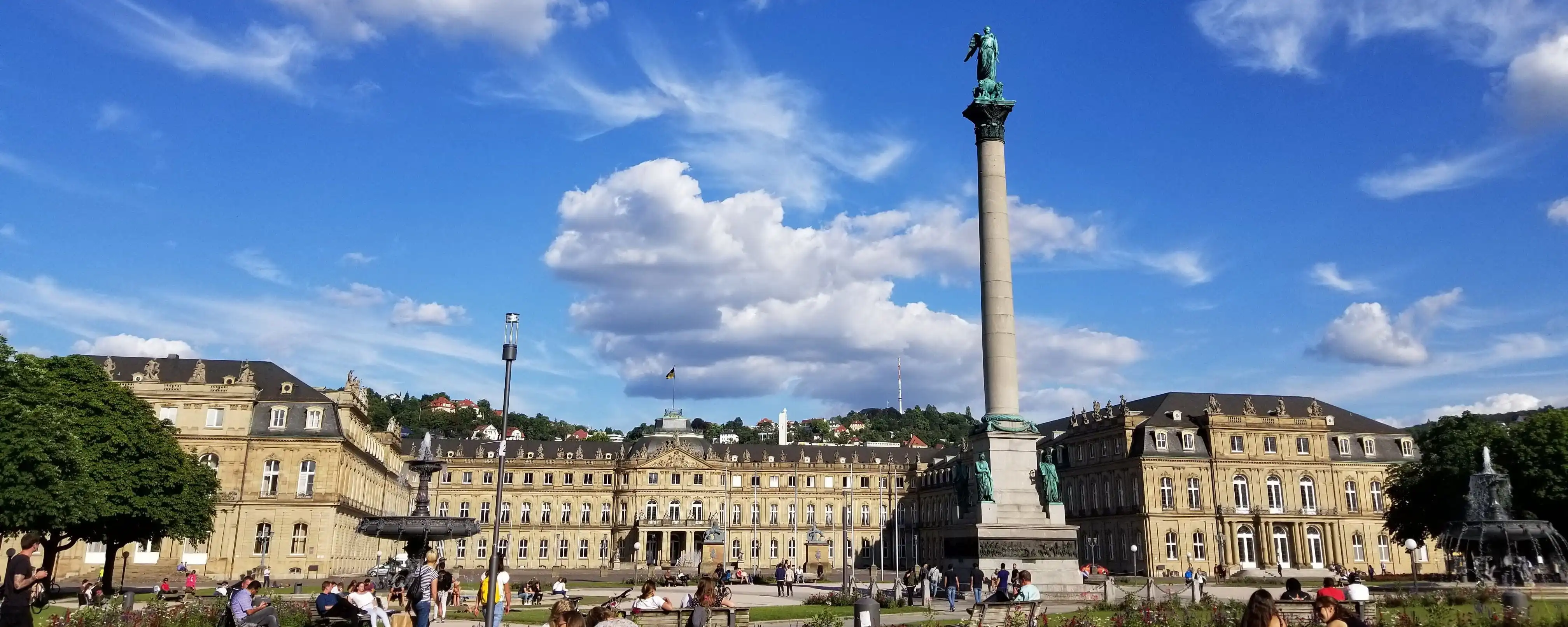Ansicht des Schlossplatzes in Stuttgart, mit dem Neuen Schloss im Hintergrund