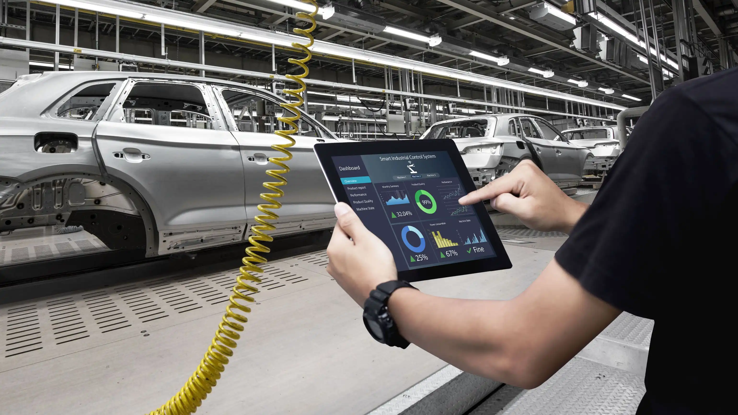 Sullo sfondo si vede una linea di montaggio nell'industria automobilistica, mentre in primo piano un dipendente tiene un tablet su cui è installato Relution.