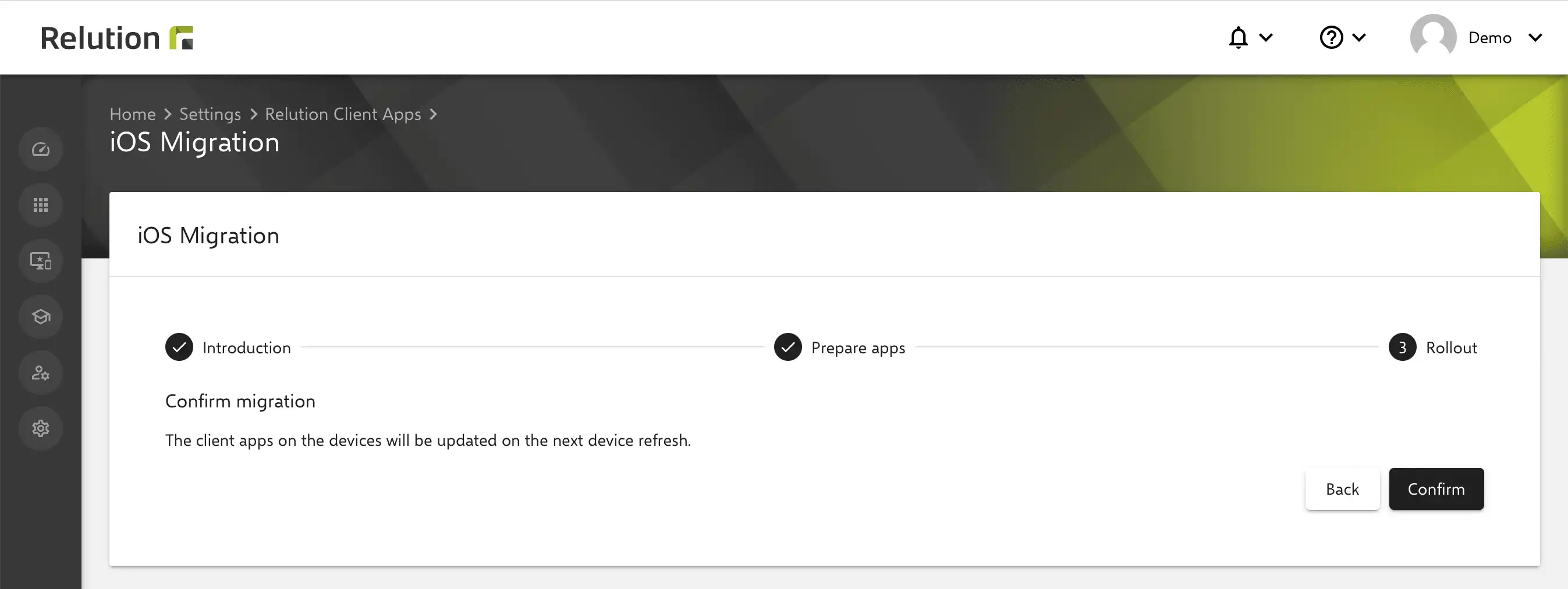 Confirmation step in Relution displaying "Confirm migration" and the message "The client apps on the devices will be updated on the next device refresh" after successfully retrieving the apps from the download server