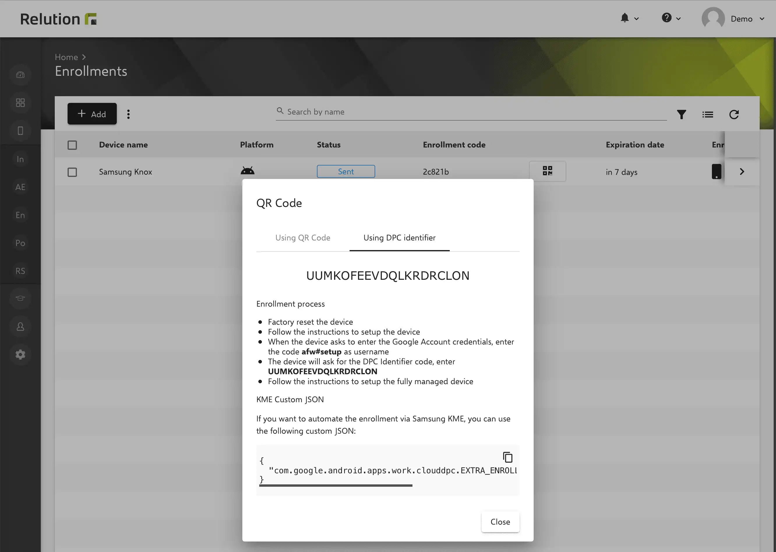 Informazioni JSON personalizzate in Relution per una facile integrazione nel Samsung Knox Portal, disponibili nel modulo QR Code nella scheda "Mittels DPC-Identifier" e nella pagina dei dettagli di registrazione sotto "Enrollment Information"