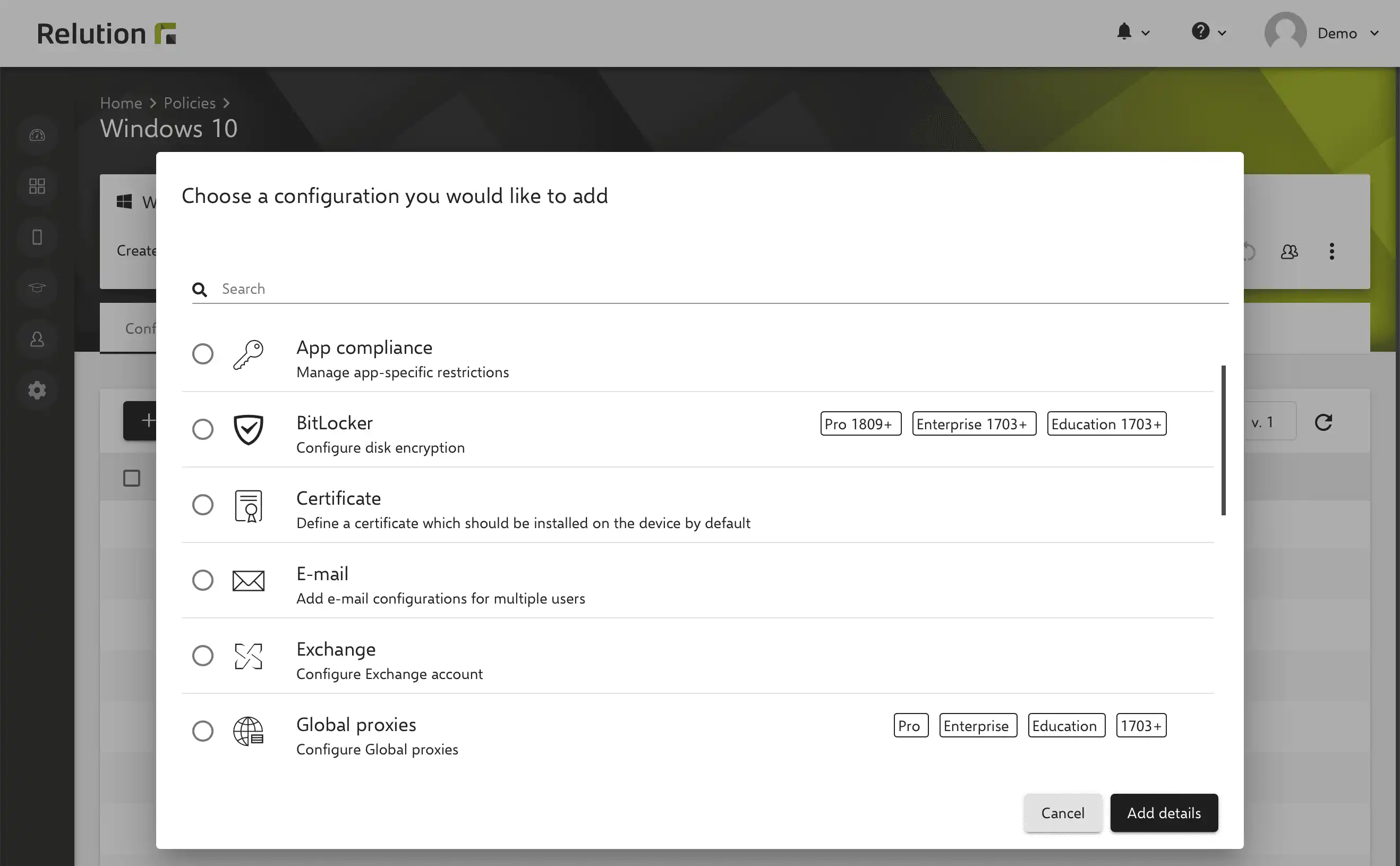 Écran de configuration dans Relution affichant les paramètres Windows 10 avec des badges pour les éditions et versions compatibles