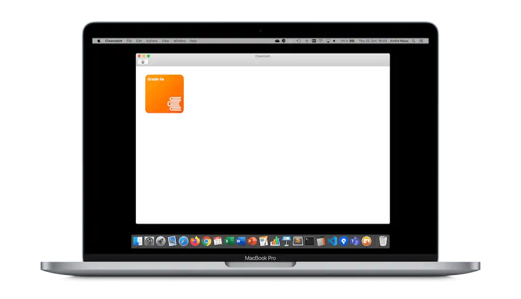 Vista de la pantalla de un MacBook Pro con la aplicación Apple Classroom mostrando prominentemente « Class 4a » y permitiendo el control de las tabletas asociadas