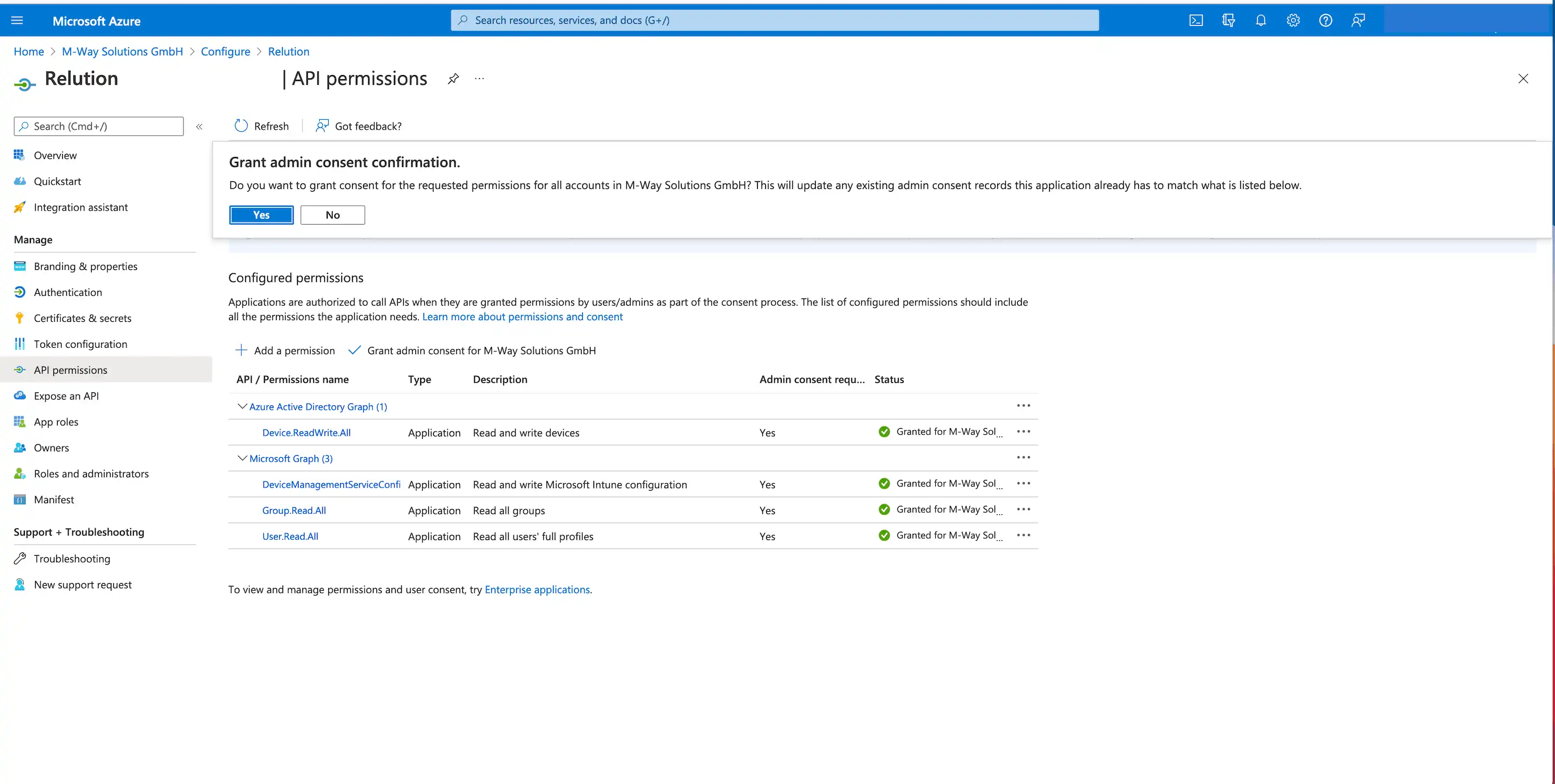 Vista en Microsoft Azure con permisos de API recién agregados, inicialmente marcados con un signo de exclamación y mostrados como « Concedido » con una marca de verificación verde después de la aprobación del administrador