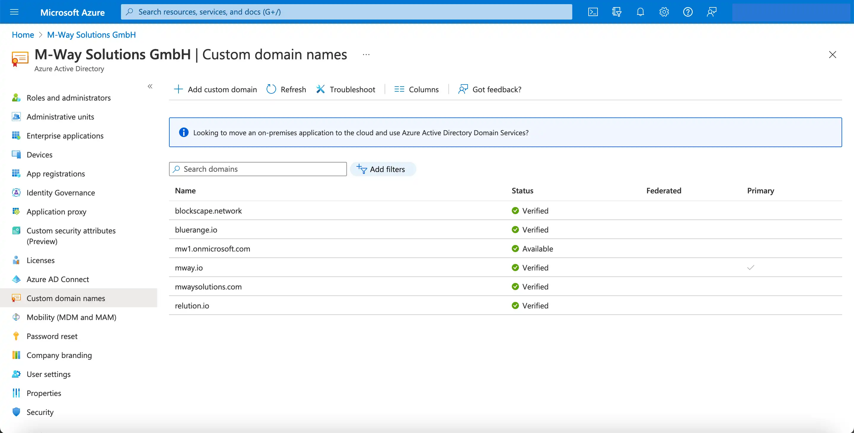 Paso de configuración en Azure AD donde se agrega el dominio del servidor Relution en « Nombres de dominios personalizados »