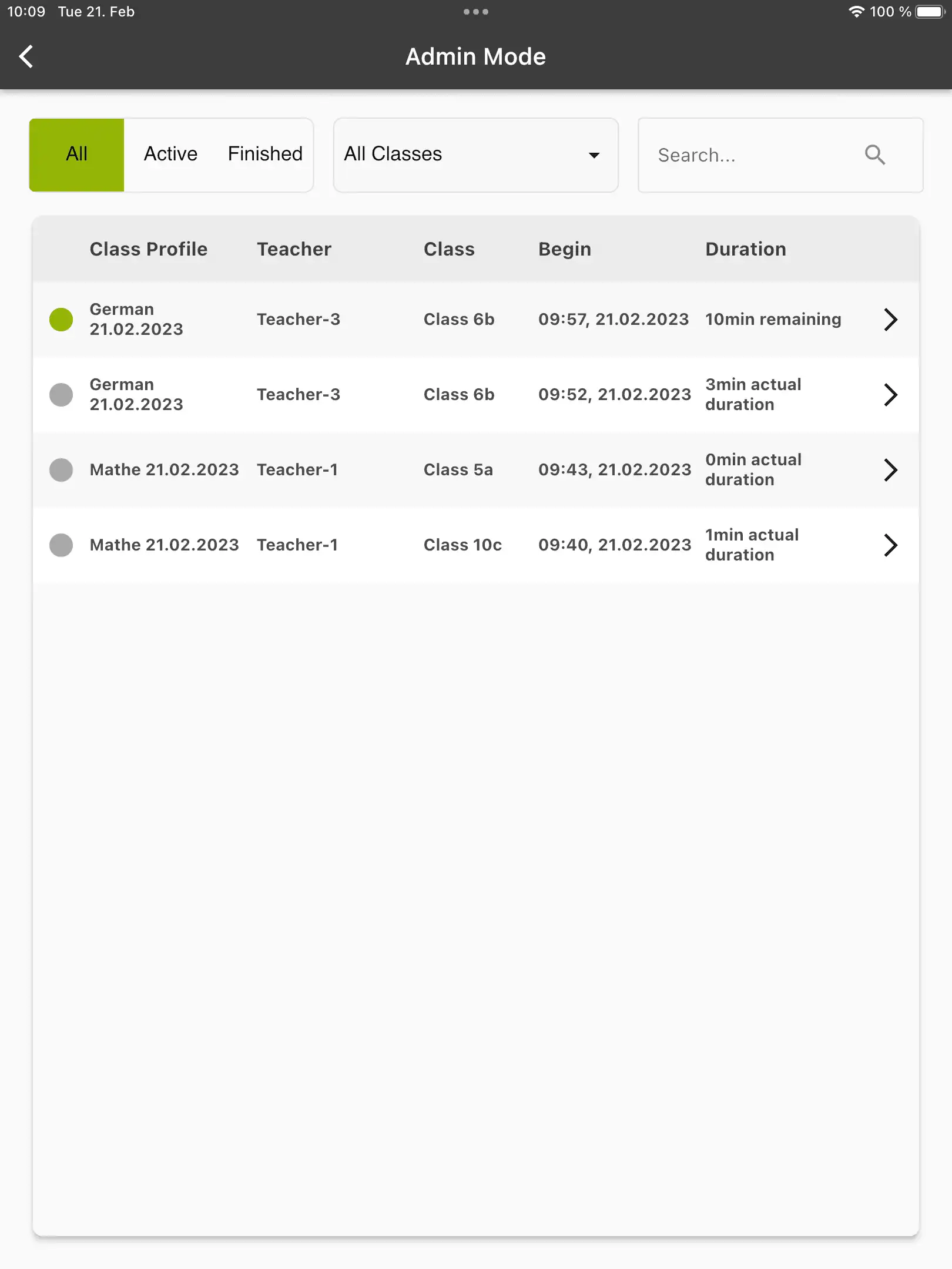 Panoramica della cronologia nell’app Relution Teacher con lezioni attive e completate, insegnanti associati e classi
