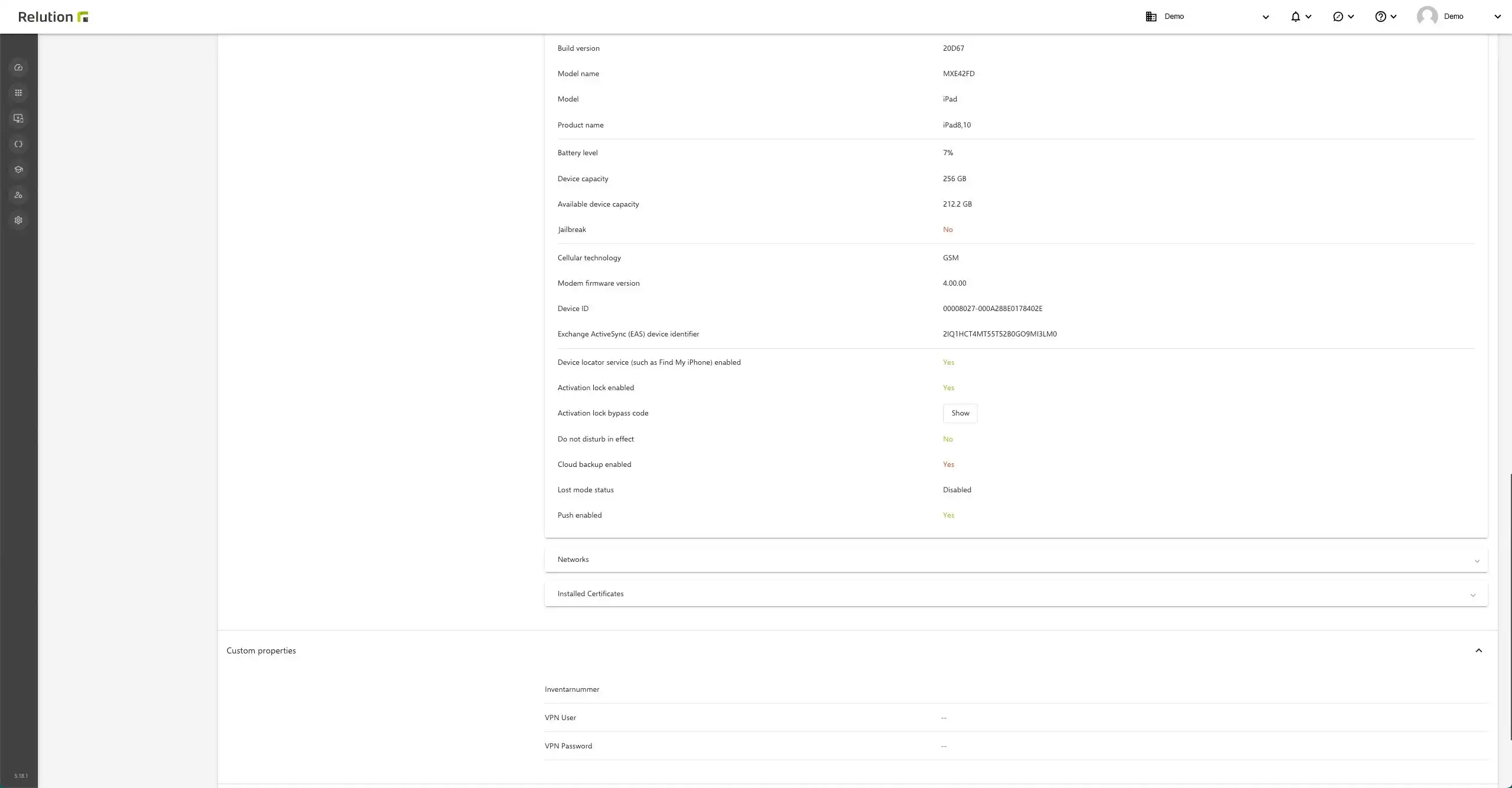 Configuración en las políticas de iOS y macOS para gestionar el bloqueo de activación, que requiere un AppleID o un código de activación, con los códigos visibles en los detalles del dispositivo « Sistema »