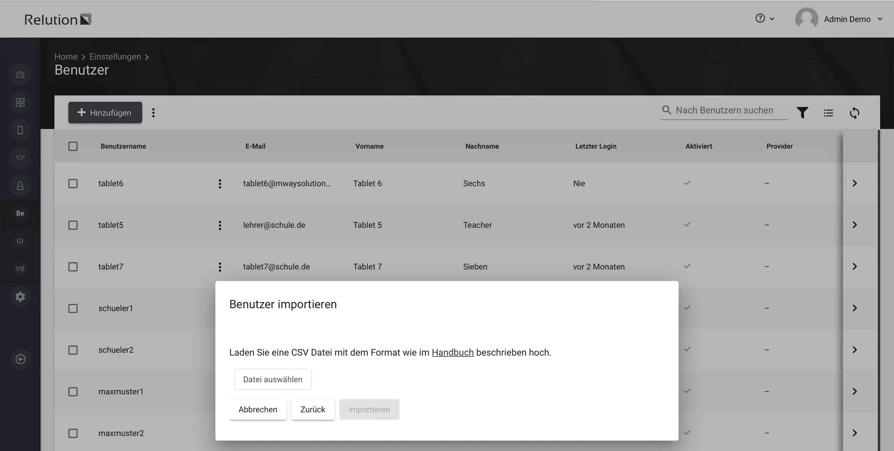Benutzerimportfunktion in Relution mit Möglichkeit, eine CSV-Datei auszuwählen und benutzerspezifische Eigenschaften wie custom1 bis custom15 zu importieren