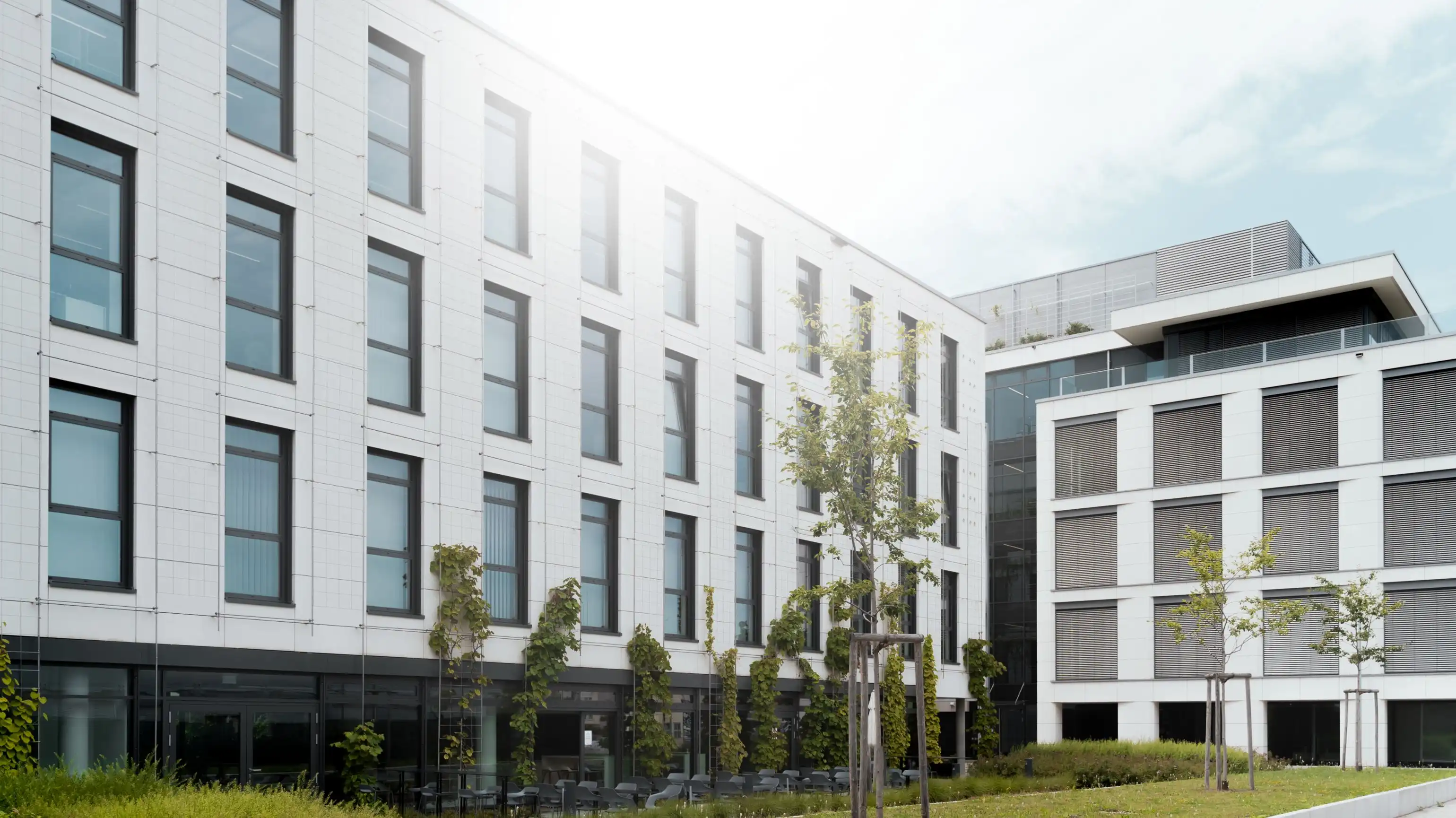Vue extérieure d'un complexe de bâtiments modernes accueillant, entre autres, la société Relution GmbH