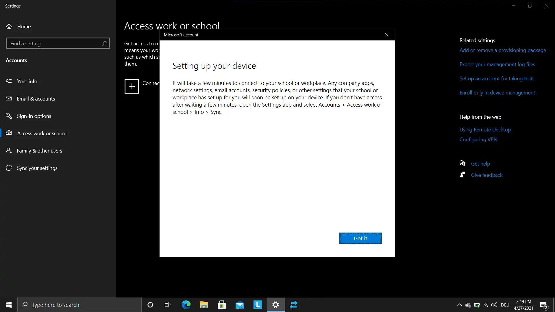 Kayıt kodu girildikten sonra bir Windows cihazının devam eden kurulumu hakkında mesaj