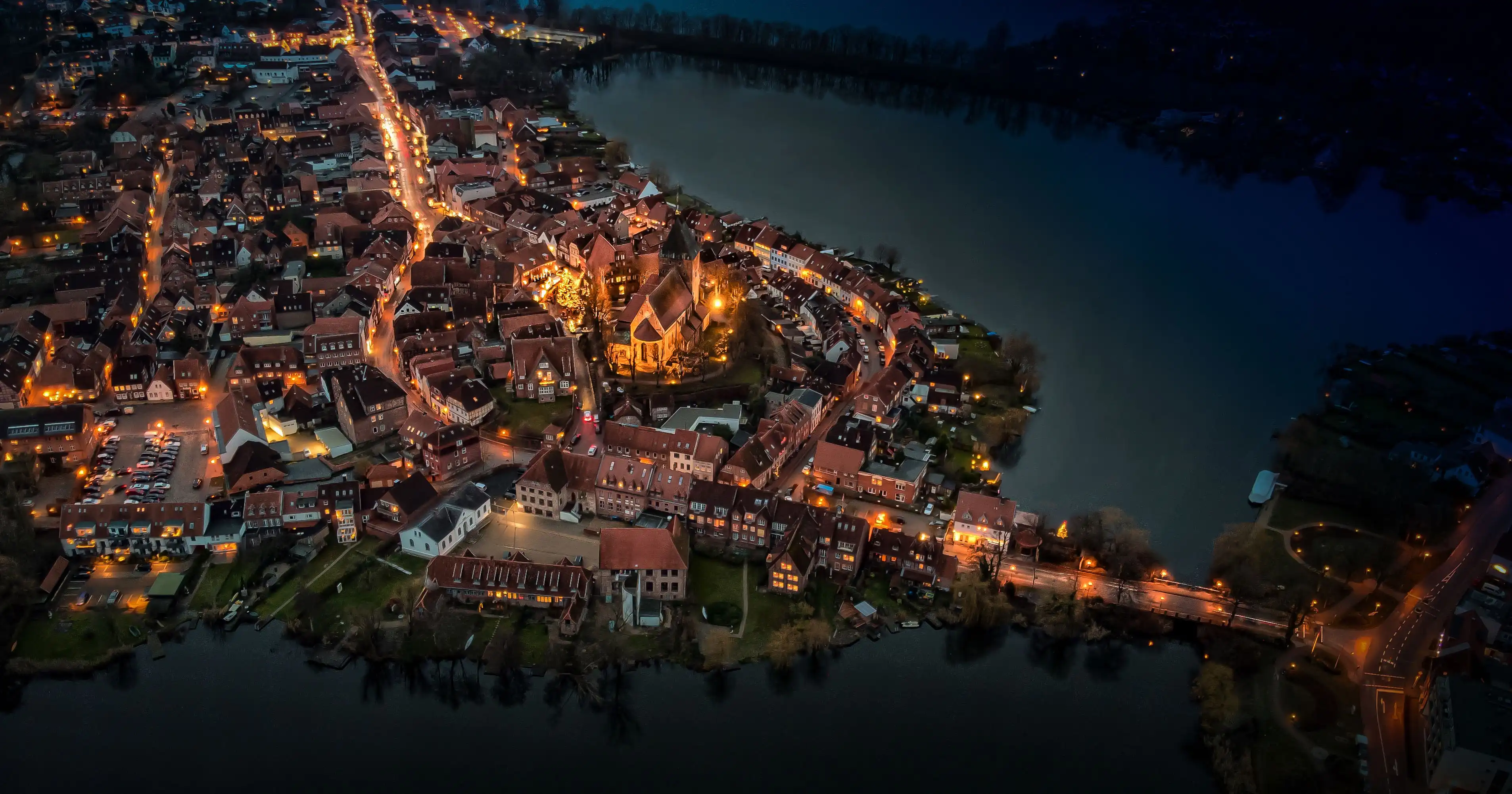 Luftaufnahme der Altstadt der Stadt Mölln bei Nacht