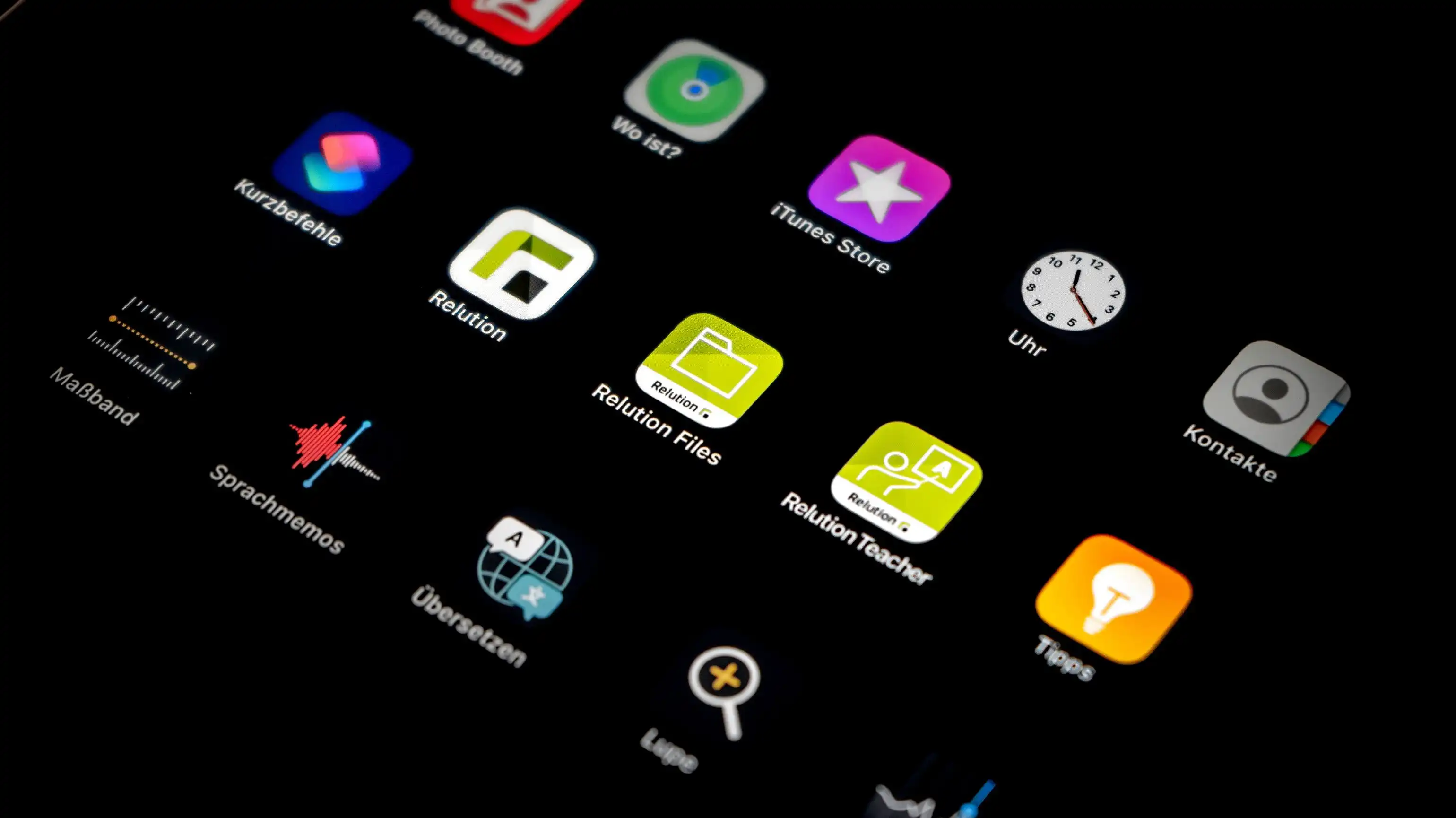 Eine stilisierte Ansicht von verschiedenen App-Icons, darunter eine Auswahl an Apps von Relution