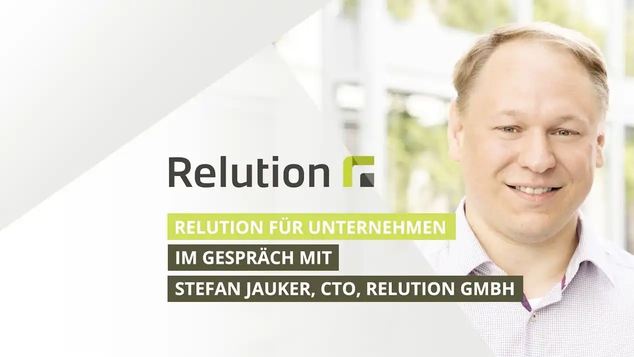 Portraitfoto von Stefan Jauker, CTO der Relution GmbH, zusammen mit einer Ankündigung eines Interviews mit ihm