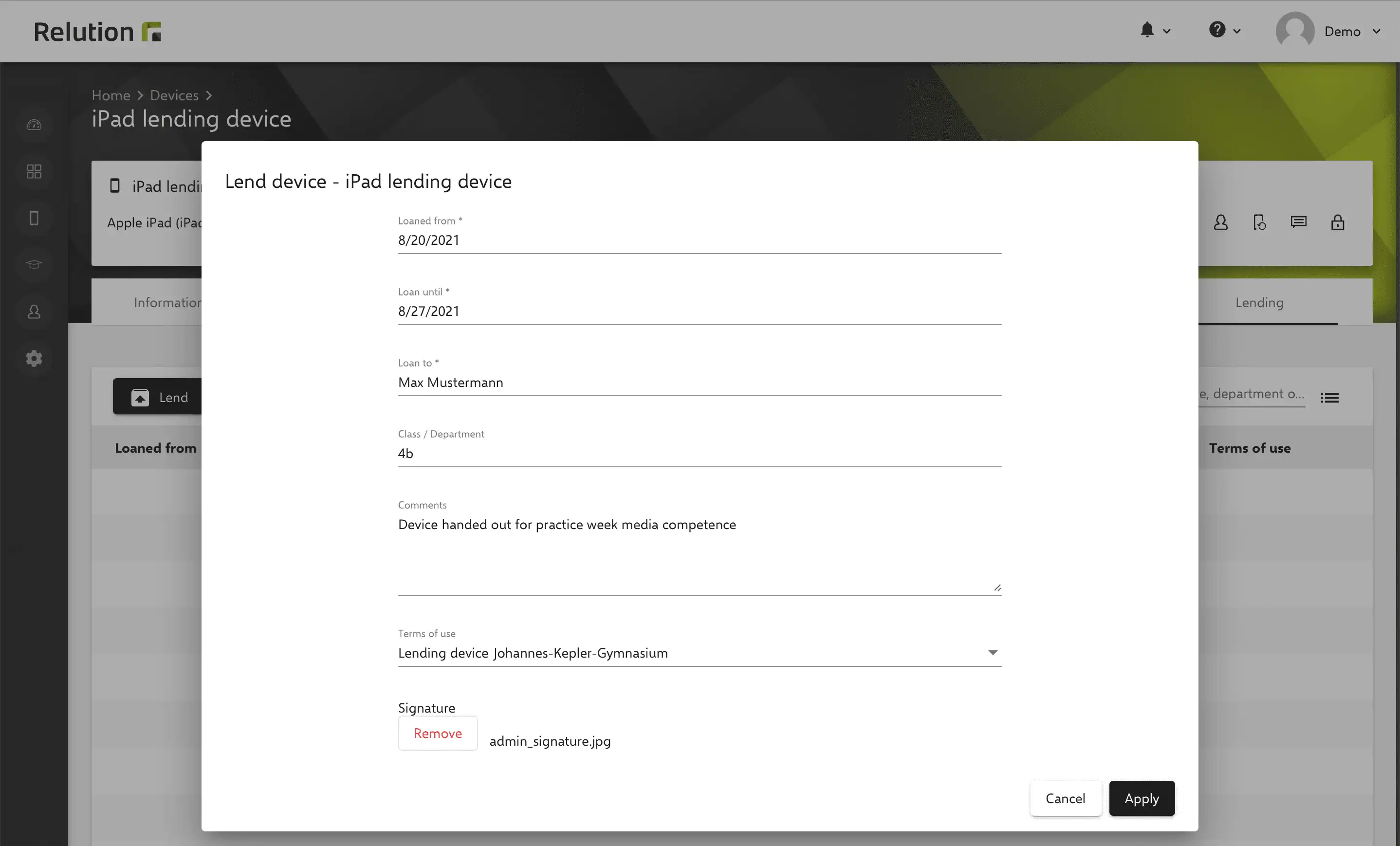 Capture d'écran de l'interface de prêt dans l'application Relution avec des champs de texte pour le nom de l'emprunteur, les remarques, la documentation des accessoires et les options de téléversement pour les signatures ou contrats