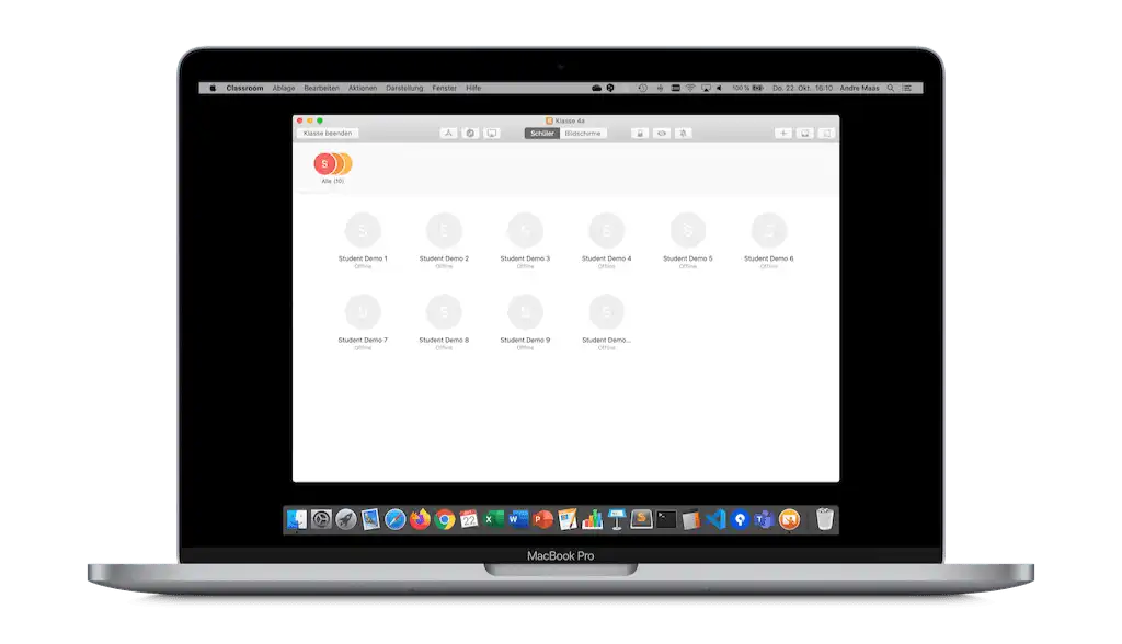 MacBook Pro Bildschirm mit geöffneter Apple Classroom App, die die Schüler der Beispielklasse „Klasse 4a“ anzeigt, deren Tablets gesteuert werden können