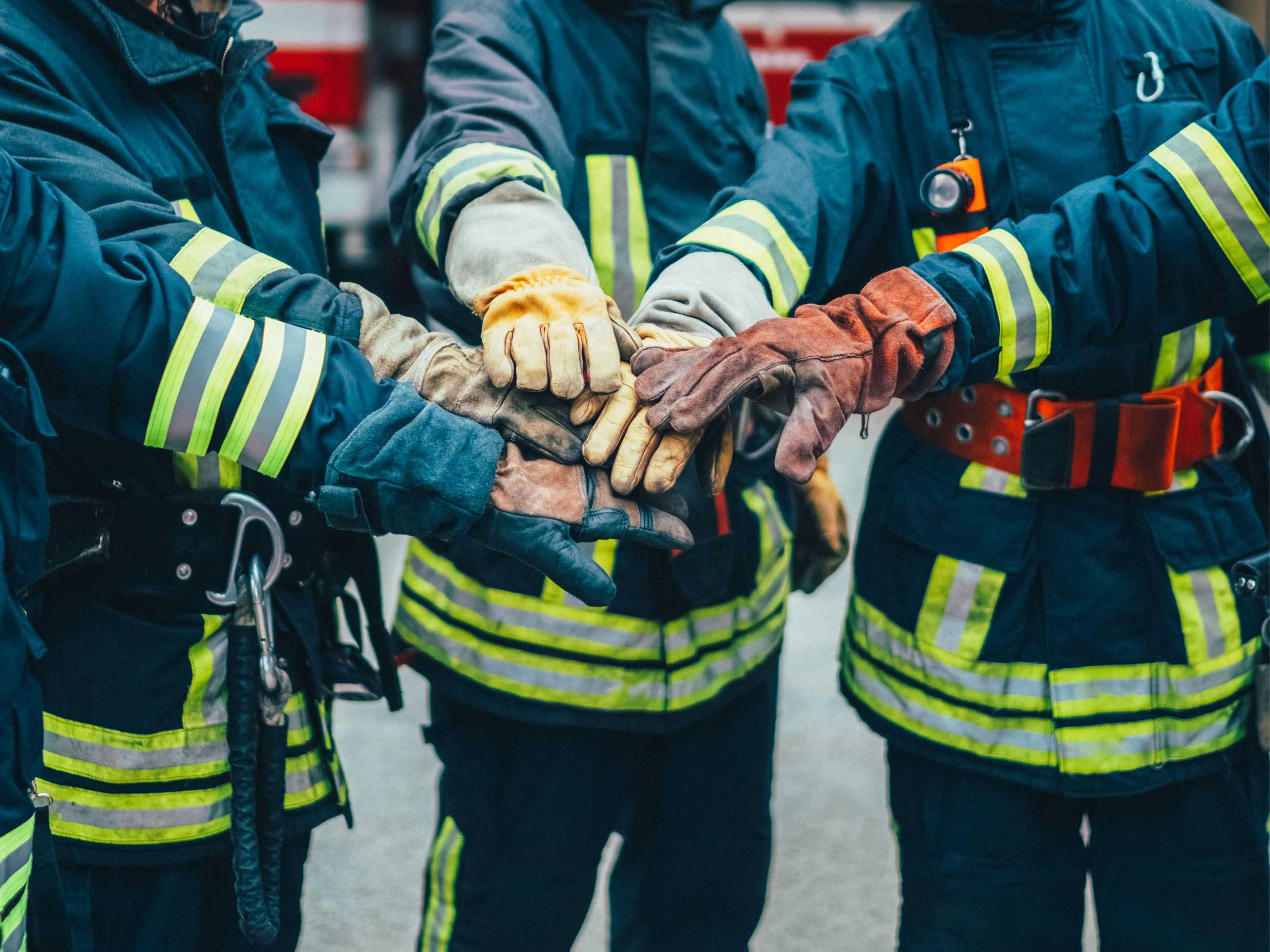 Zusammenhaltende Hände bei der Feuerwehr