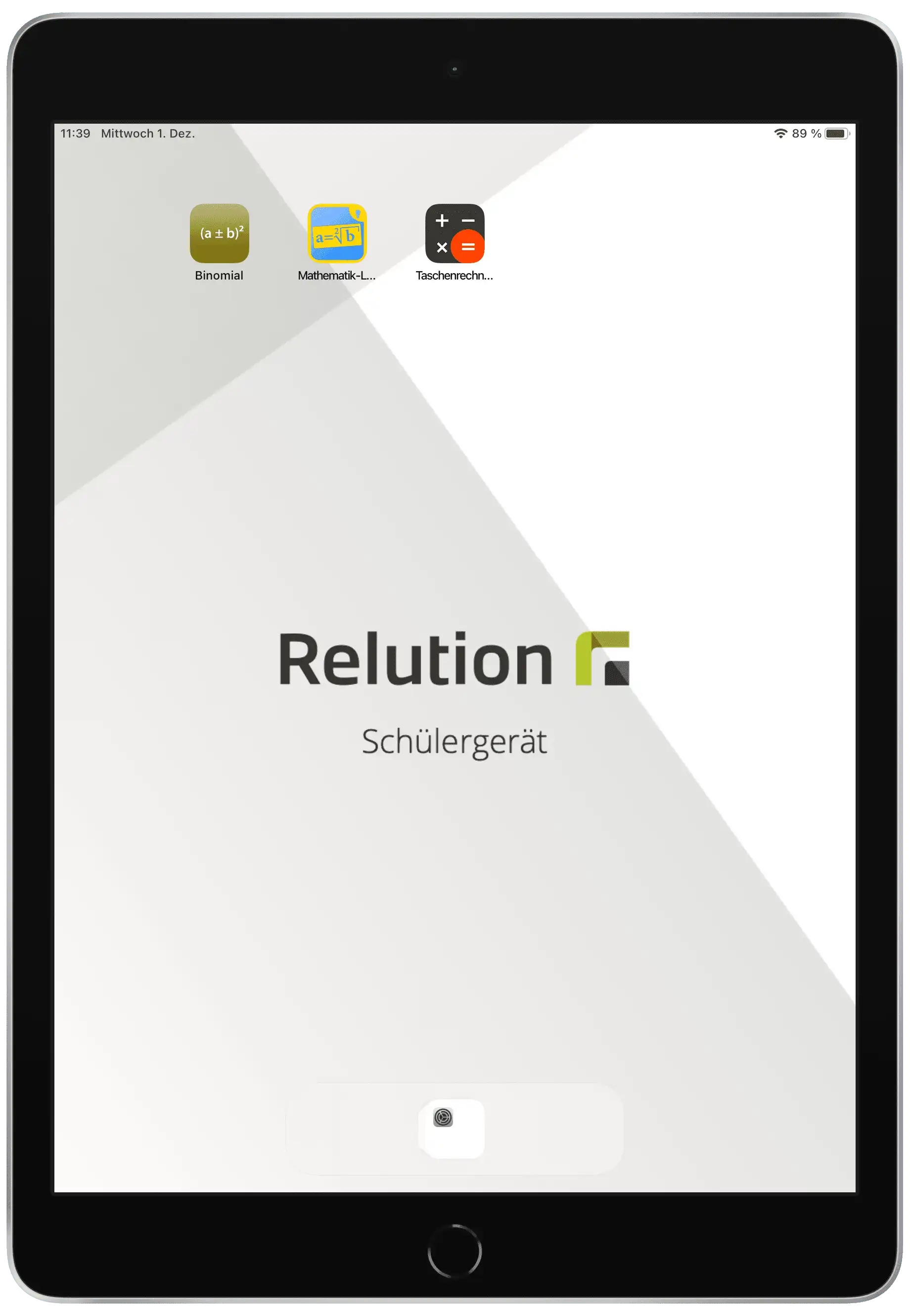 iPad-Bildschirm mit der Anzeige Relution und Schülergerät, sowie drei ausgewählten Mathematik-Apps am oberen Rand